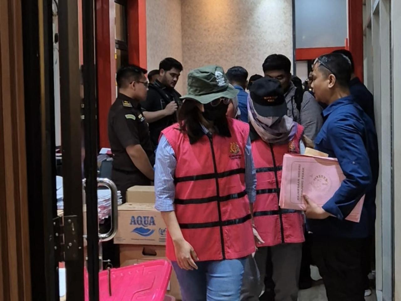 Para tersangka saat ditangkap Kejaksaan Tanjung Perak Surabaya. (Insani/Jurnas.net)