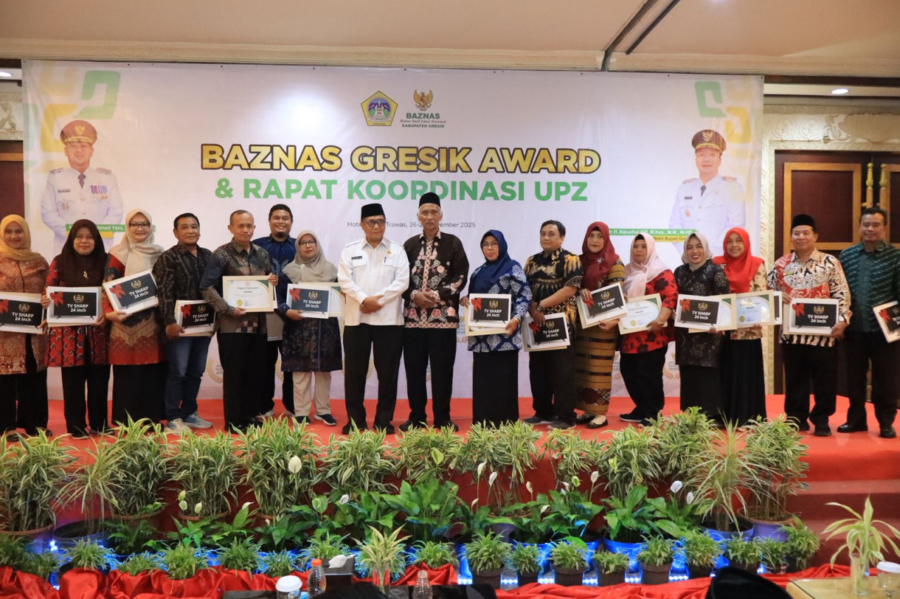 Perwakilan UPZ dari lembaga, instansi pemerintah, perorangan, dan perusahaan saat menerima penghargaan Baznas Award 2025. (Humas Pemkab Gresik)