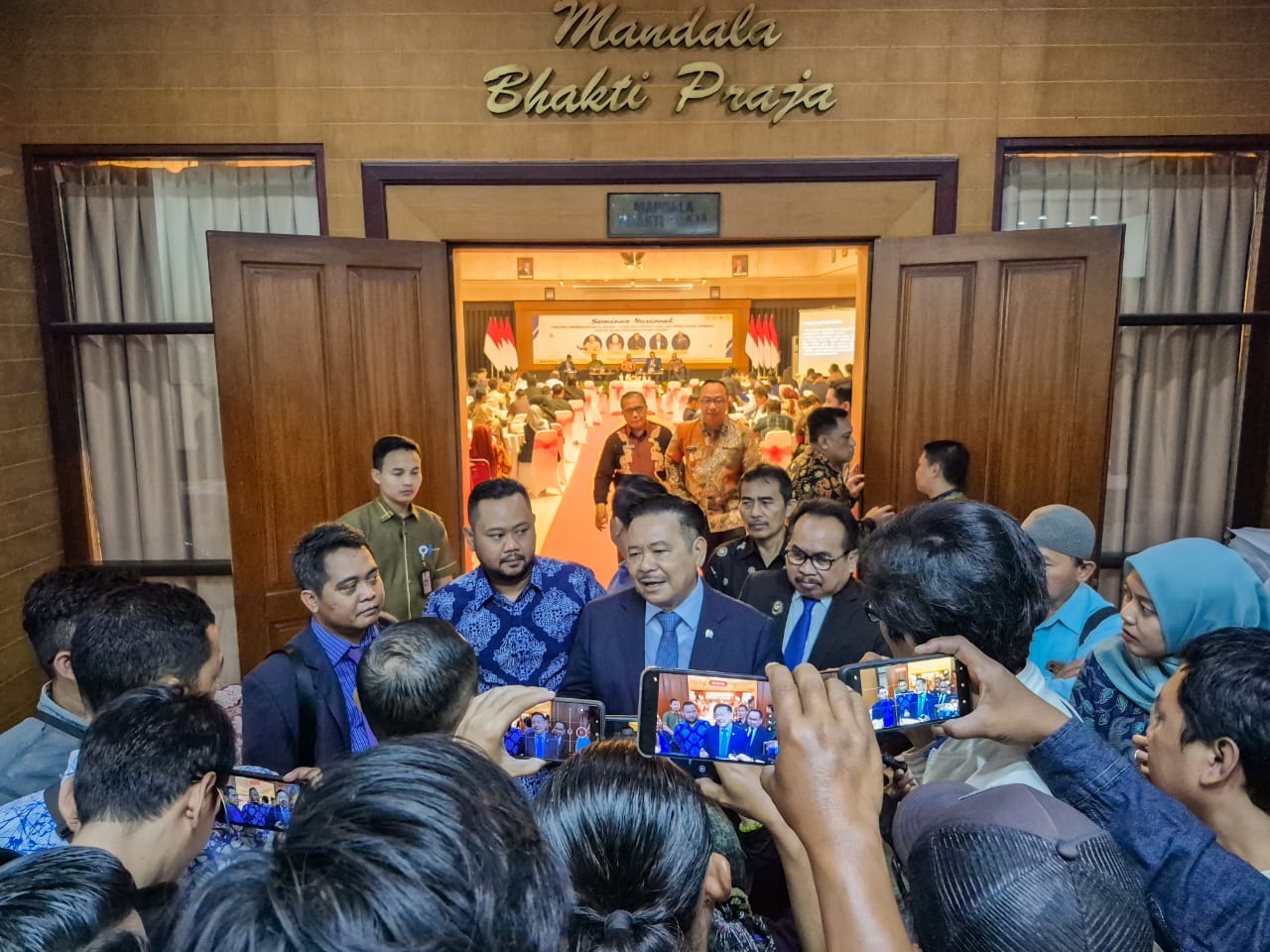 Kehadiran Wakil Menteri Koordinator Bidang Hukum, HAM, Imigrasi, dan Pemasyarakatan, Otto Hasibuan, sebagai keynote speaker seminar nasional di Kabupaten Gresik. (Humas Pemkab Gresik)