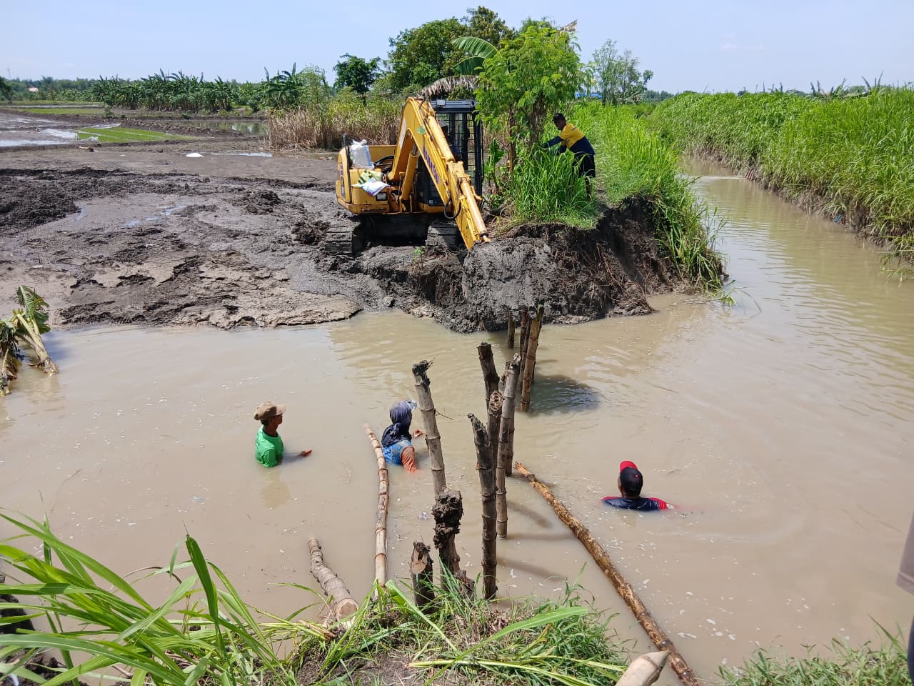 BPBD Gresik lakukan perbaikan tanggul Teluk Lamong. (Faizul/Jurnas.net)