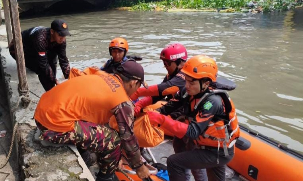 Tim SAR evakuasi seorang remaja dua hari hilang di Sungai Sidokare, Sidoarjo, Jawa Timur. (Basarnas Surabaya)
