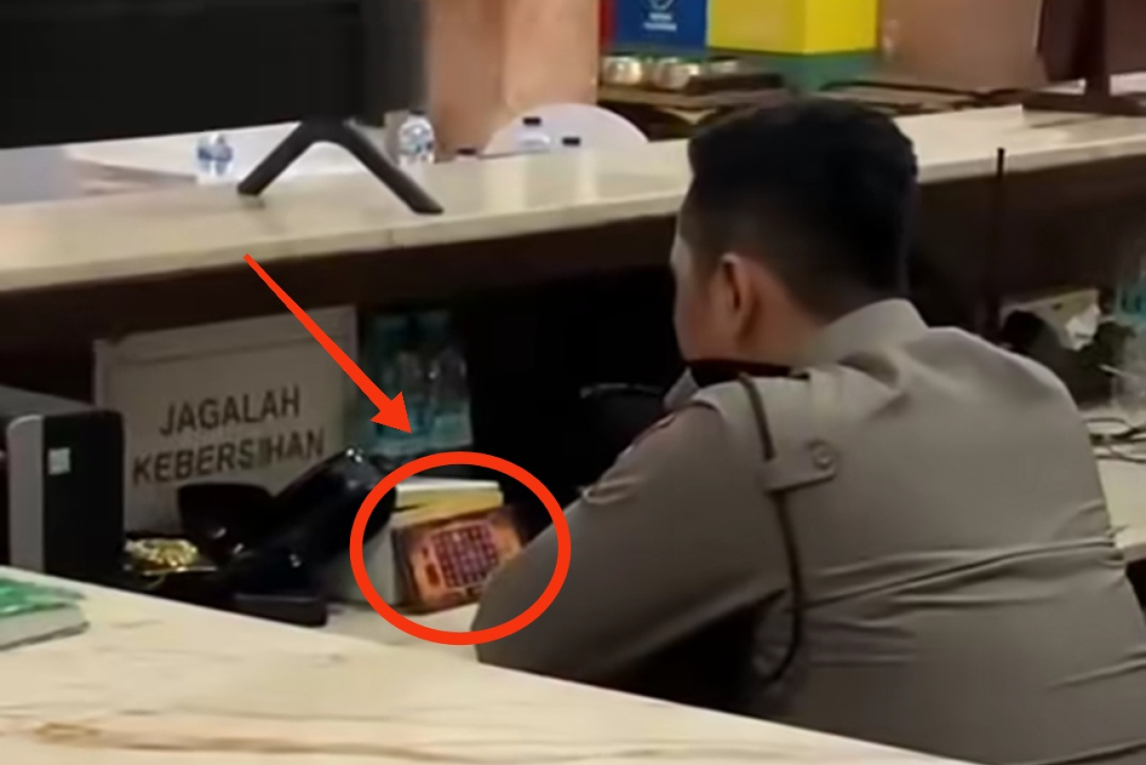 Petugas main game di Balai Kota Surabaya. (Tangkapan layar)