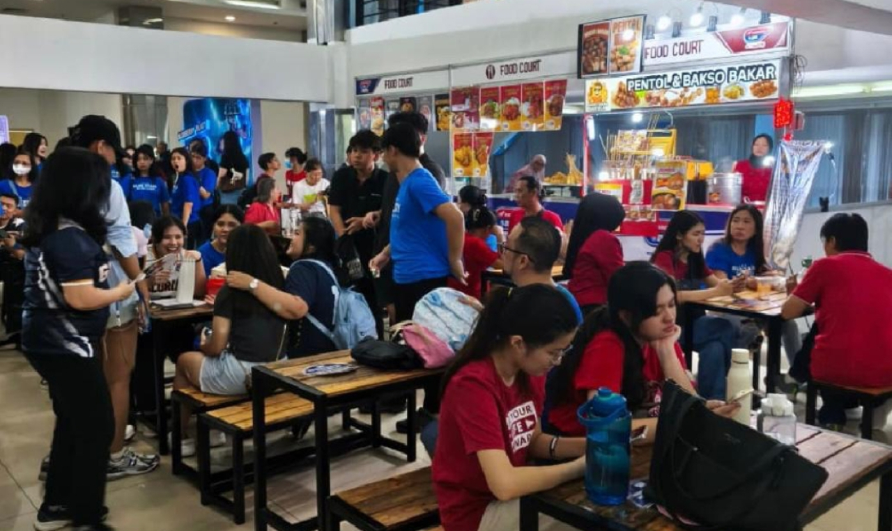 Suasana ramai di stand UMKM di Surabaya dalam sebuah event. (Humas Pemkot Surabaya)