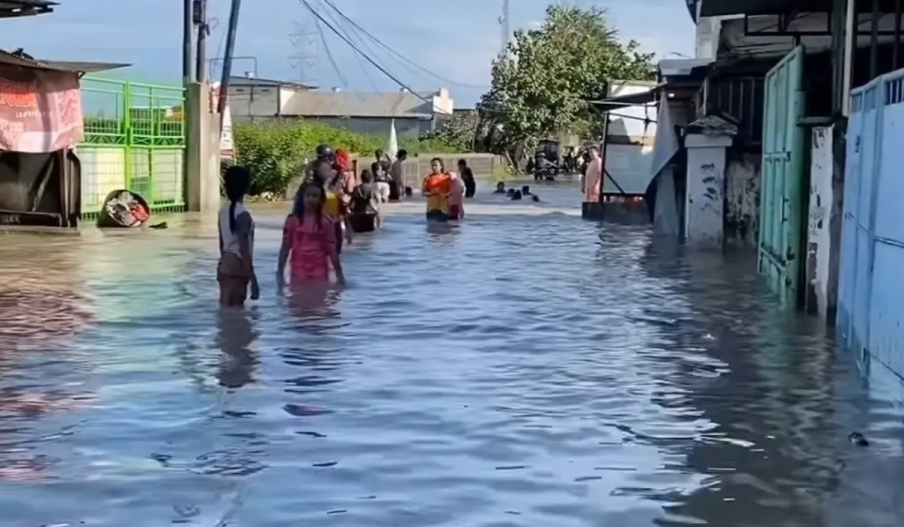 Kawasan perumahan di wilayah Kecamatan Benowo, Surabaya, terendam banjir saat musim hujan. (Istimewa)