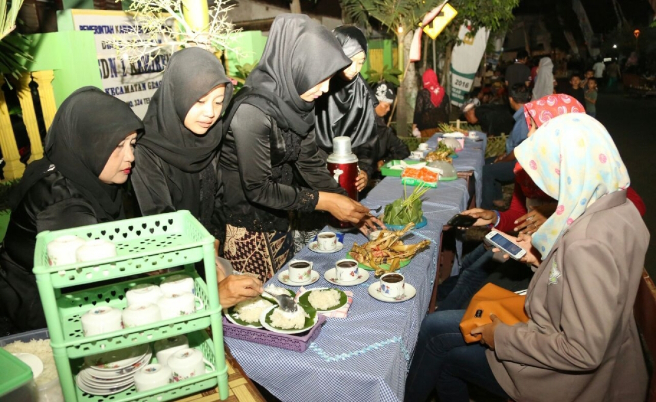 Warga padati Desa Kemiren Banyuwangi, dalam gelaran Festival Ngopi Sepuluh Ewu. (Humas Pemkab Banyuwangi