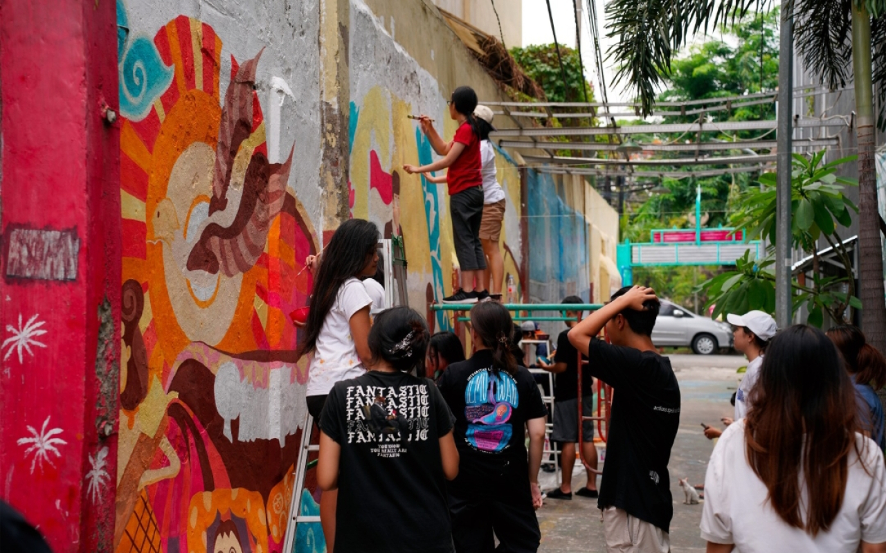 Sejumlah mahasiswa di Surabaya melaksanakan kegiatan mural menjelang Hari Pahlawan Nasional. (Humas UC Surabaya)
