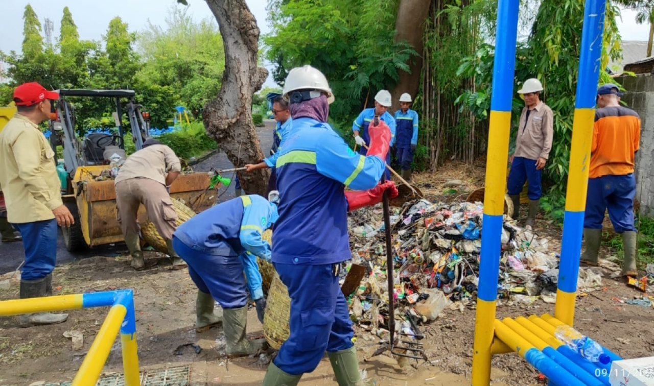Karyawan PT SIER gotong royong bersama warga bersihkan lingkungan, guna cegah banjir. (Humas PT SIER)