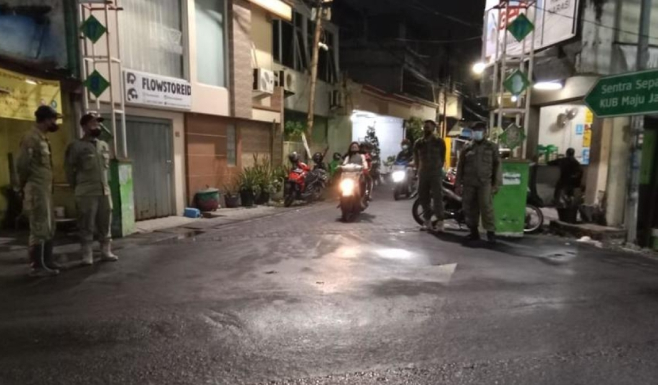 Petugas gabungan perketat kawasan eks lokalisasi Dolly Surabaya. (Humas Pemkot Surabaya)