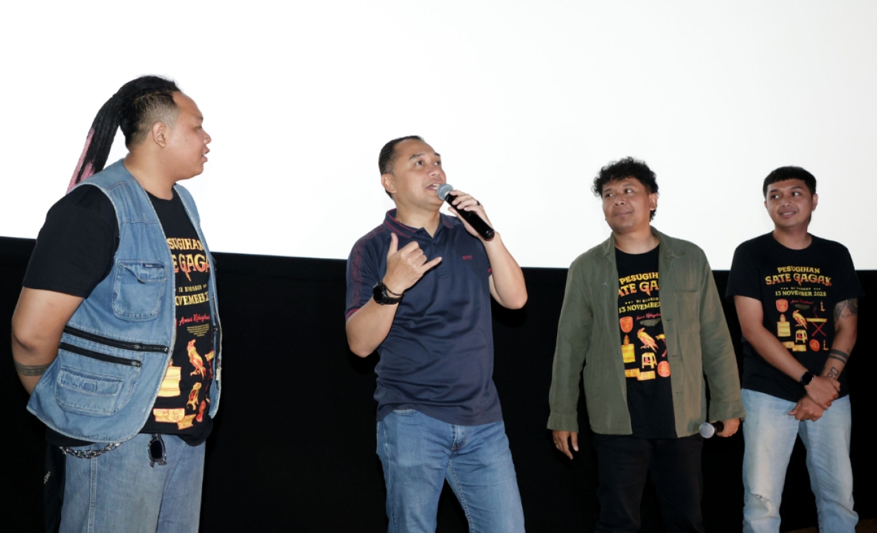 Wali Kota Surabaya di sela nobar film lokal karya kreatif anak muda Surabaya. (Humas Pemkot Surabaya)