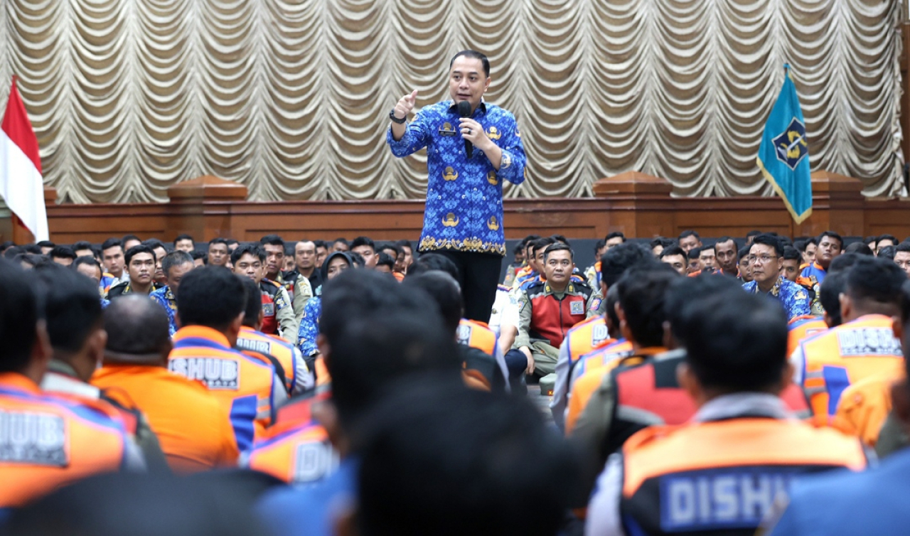 Wali Kota Surabaya Eri Cahyadi memberikan arahan kepada ratusan petugas PRJ. (Humas Pemkot Surabaya)