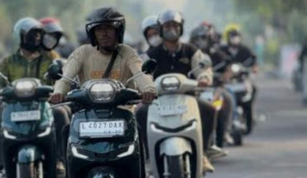 Ilustrasi pengendara motor tertib lalu lintas.