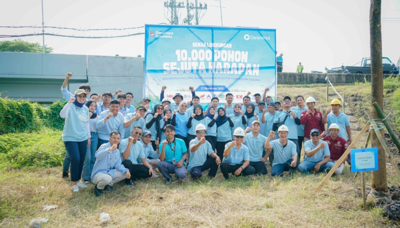 Karyawan PT SIER tanam pohon di area konservasi seluas 2,9 hektare di Pasuruan Industrial Estate Rembang (PIER). (Humas PT SIER)