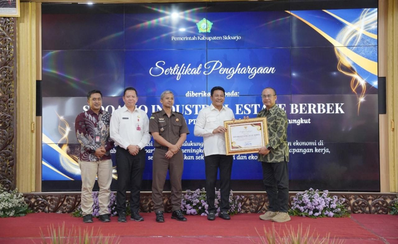 SIER meraih penghargaan dari Bupati Sidoarjo, H Subandi, dalam acara Sidoarjo Business Forum. (Humas PT SIER)