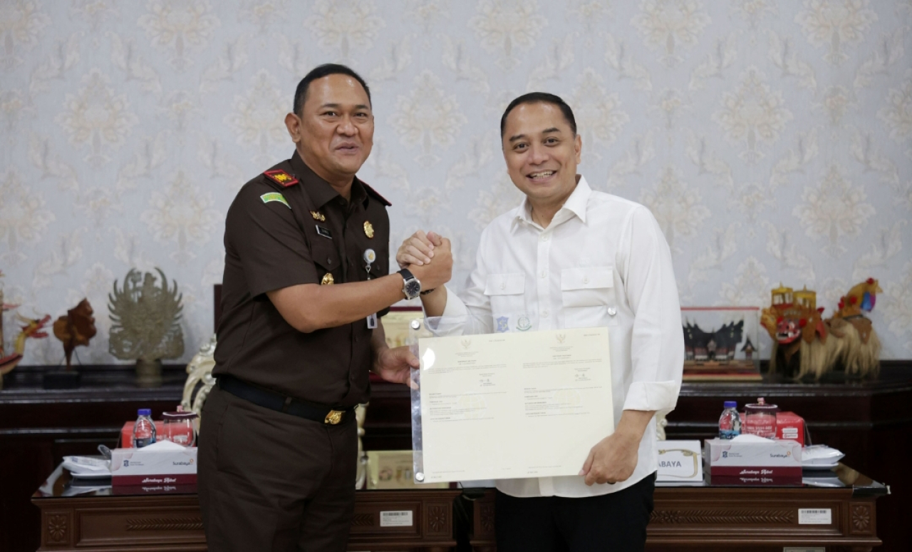 Kepala Kejaksaan Negeri (Kajari) Tanjung Perak, Darwish Burhansyah, dan Wali Kota Surabaya Eri Cahyadi. (Humas Pemkot Surabaya)