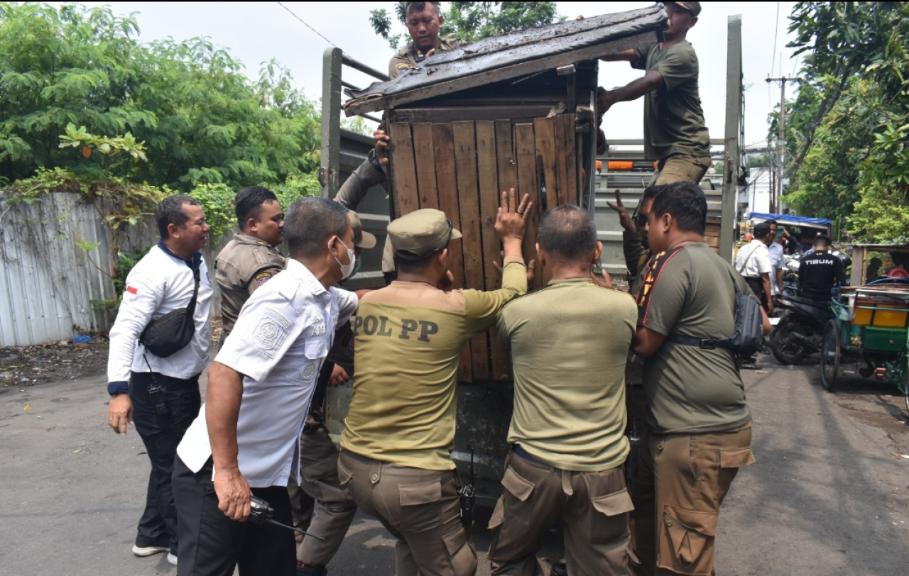 Satpol PP tertibkan parkir liar di Kota Surabaya. (Humas Pemkot Surabaya)