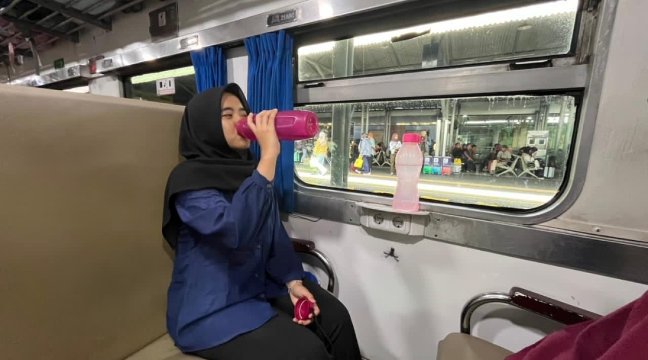 Penumpang KAI membawa tumbler di dalam kereta. (Daop 8 Surabaya)