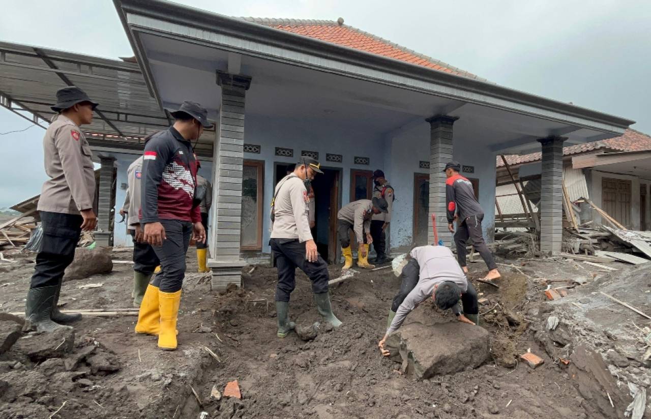 Polisi bantu warga bersihkan lumpur di pemukiman pascaerupsi Semeru di Kabupaten Lumajang. (Humas Polda Jatim)