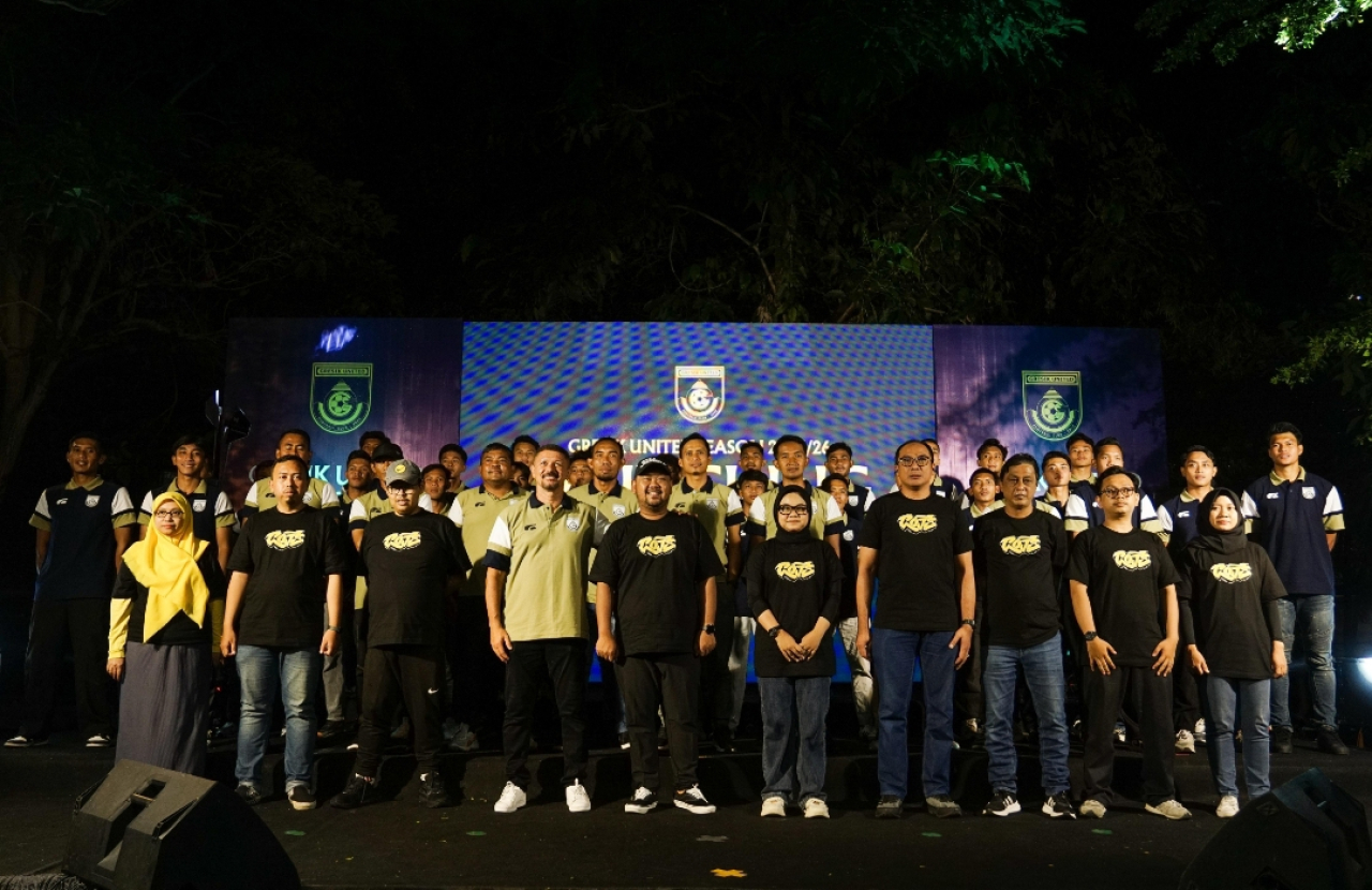 Gresik United resmi kenalkan jersey baru bertema Benteng Lodewijk. (Faizul/Jurnas.net)
