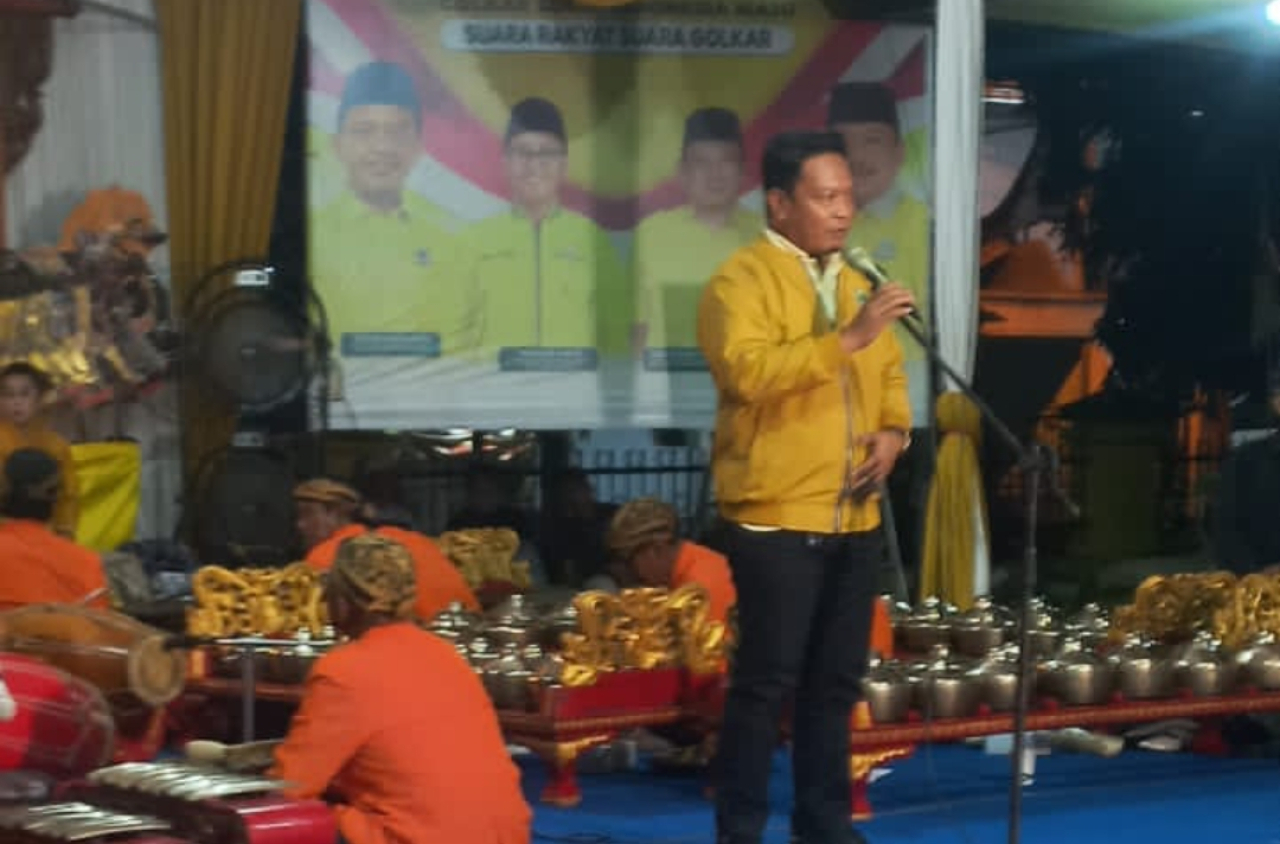 Wakil Ketua Bidang Pratama DPD Golkar Jawa Timur, Ahsanul Yakin, membuka wayang yang digelar DPD Golkar Lamongan. (Insani/Jurnas.net)