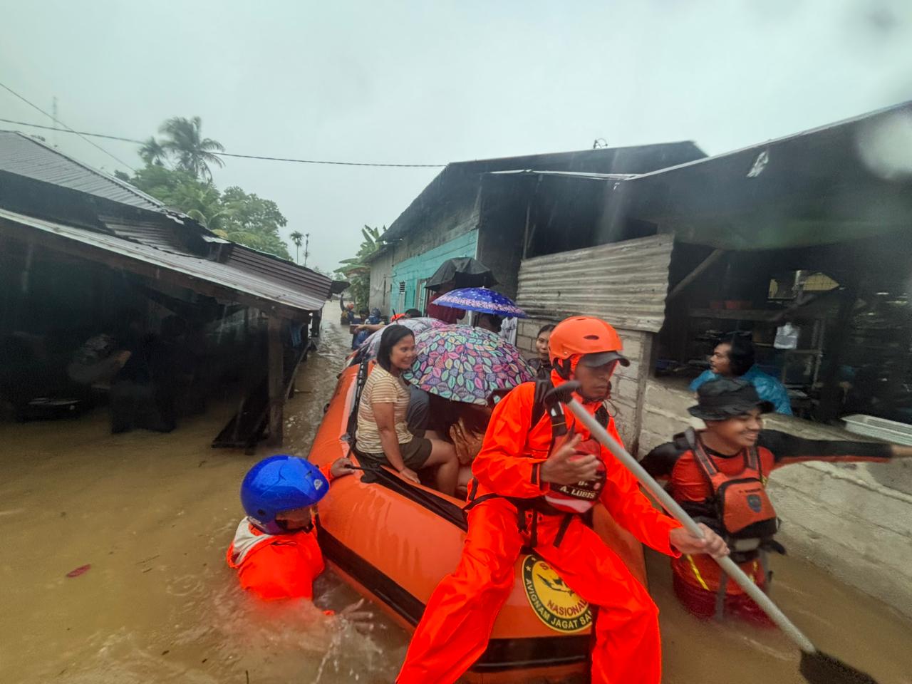 Tim SAR Gabungan melakukan evakuasi terhadap korban terdampak banjir dan tanah longsor di Kota Sibolga dan Kabupaten Tapteng (Tapanuli Tengah). (DOK. SAR Nias)