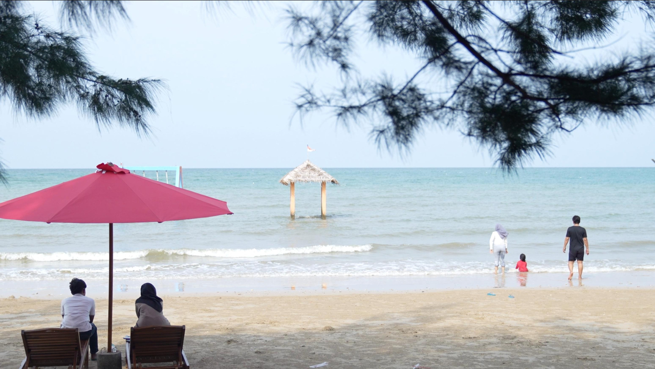 Para wisatawan tampak menikmati indahnya pantai Tlangoh yang terletak di Kabupaten Bangkalan, Madura, Jawa Timur. Pasir putih menjadi salah satu ciri khas dari pantai Tlangoh ini.