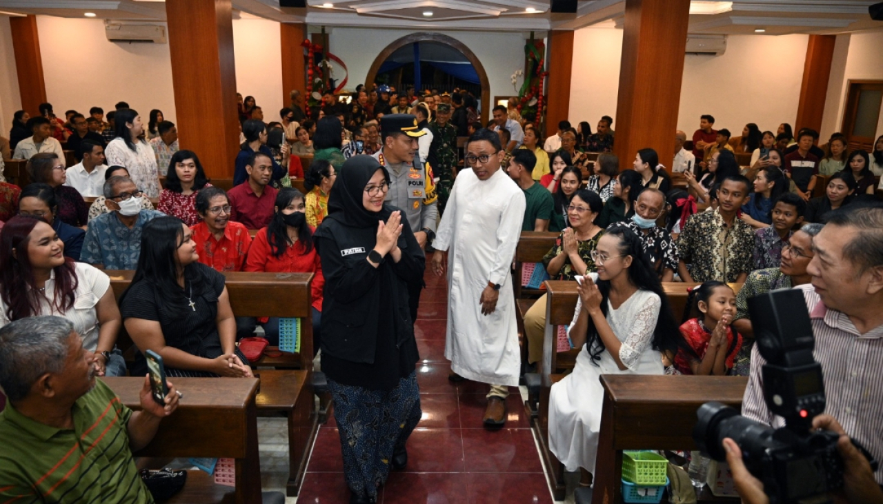 Bupati Banyuwangi Ipuk Fiestiandani turun langsung bersama Forkopimda meninjau gereja pada malam natal. (Humas Pemkab Banyuwangi)