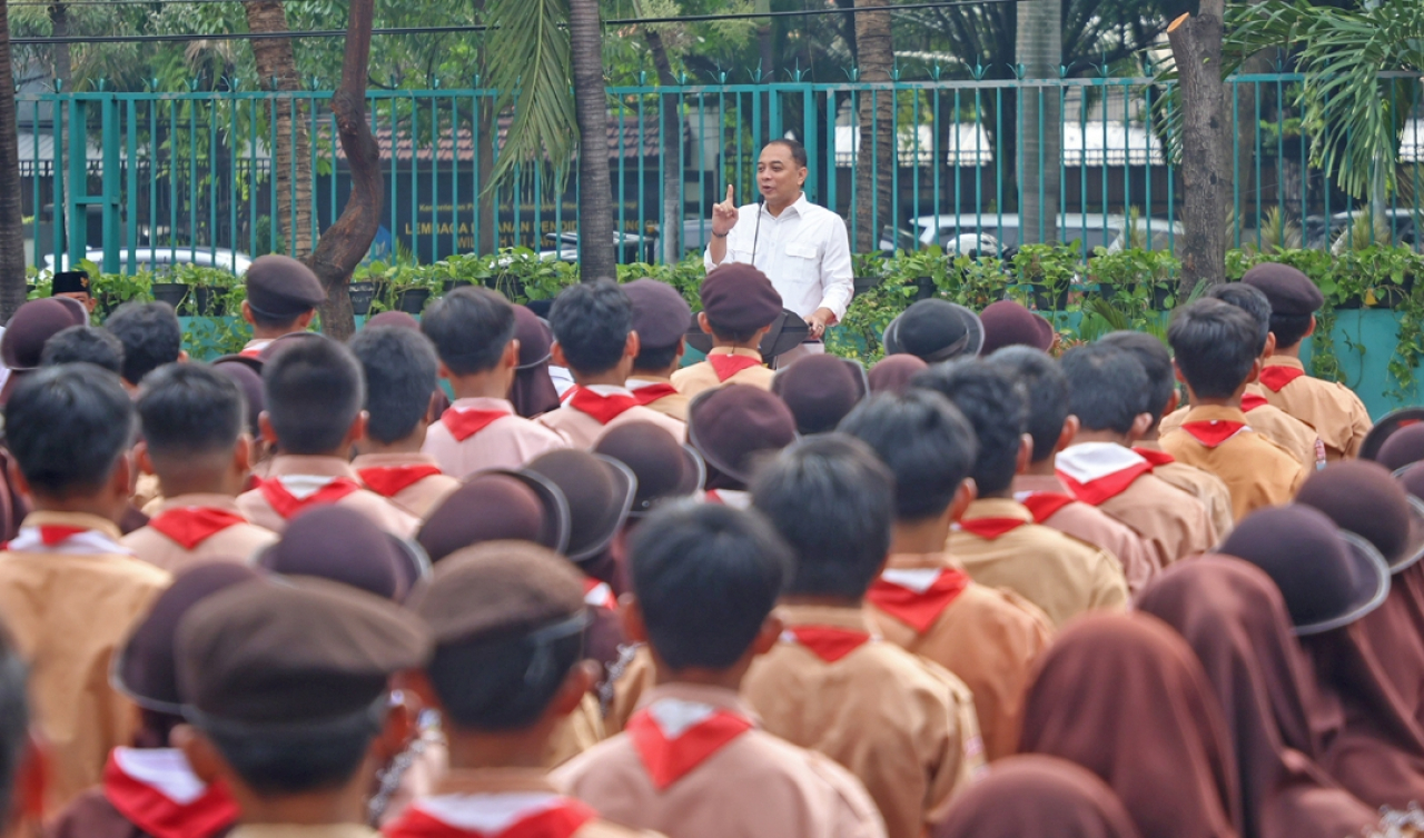 Wali Kota Surabaya Eri Cahyadi memberi arahan kepada pelajar. (Humas Pemkot Surabaya)