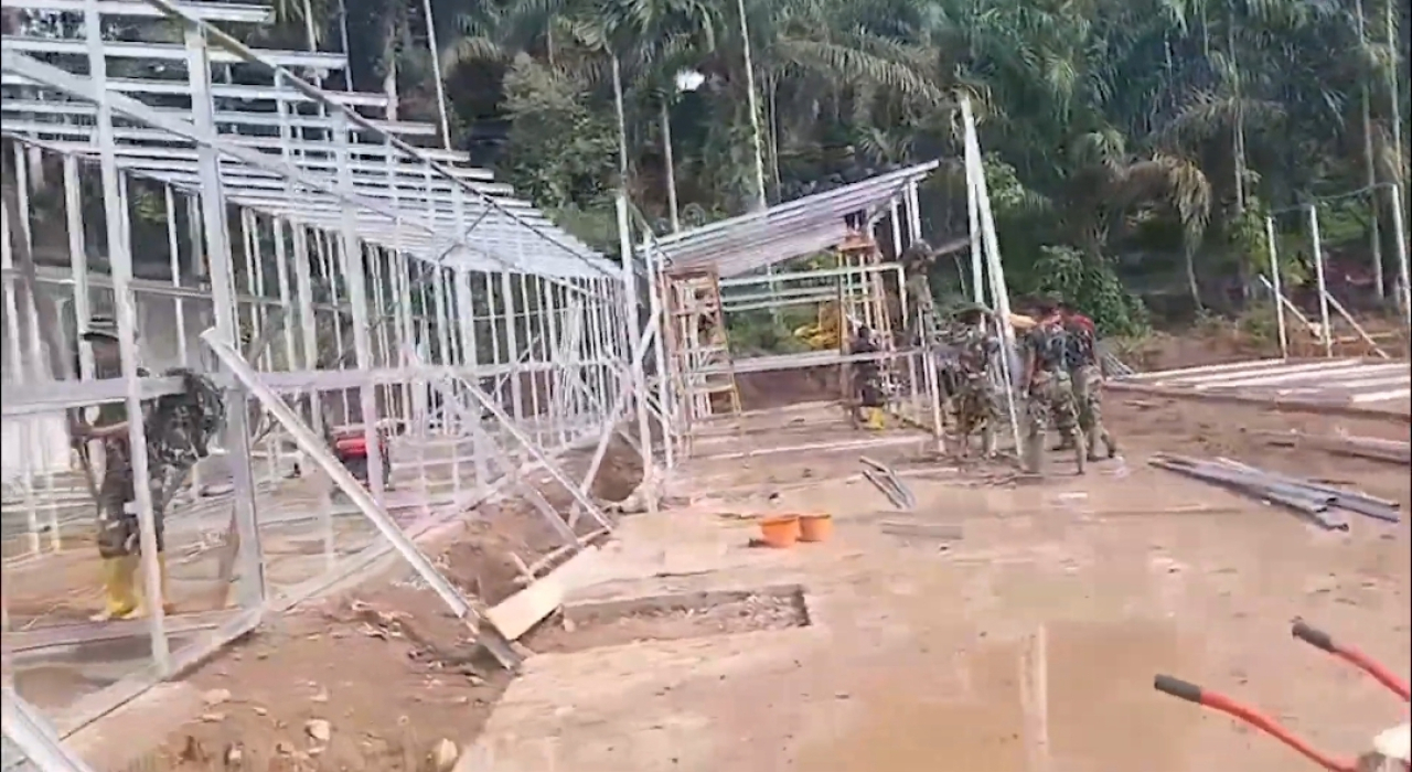 TNI kebut pembangunan huntara bagi korban terdampak bencana di Sumbar. (Humas BKP RI)