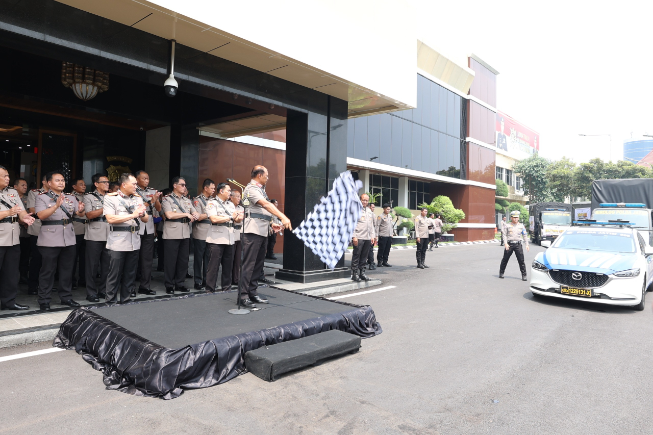 Kapolda Jatim Irjen Nanang Avianto, melepas bantuan kemanusiaan untuk korban bencana Sumatera hingga Aceh. (Humas Polda Jatim)