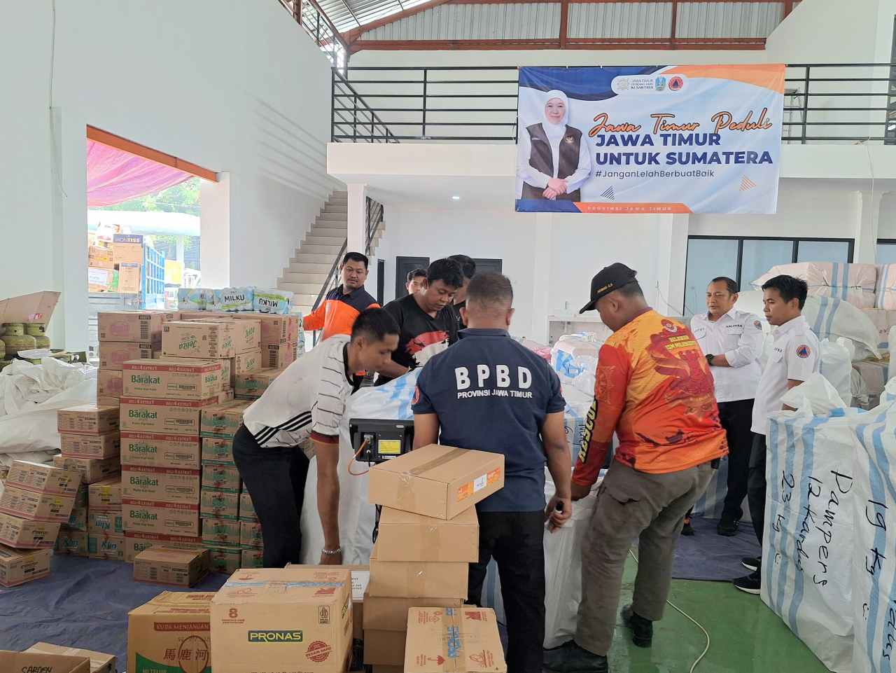Bantuan logistik dari Pemprov Jatim untuk korban banjir dan longsor di Sumatera Utara hingga Aceh. (Insani/Jurnas.net)