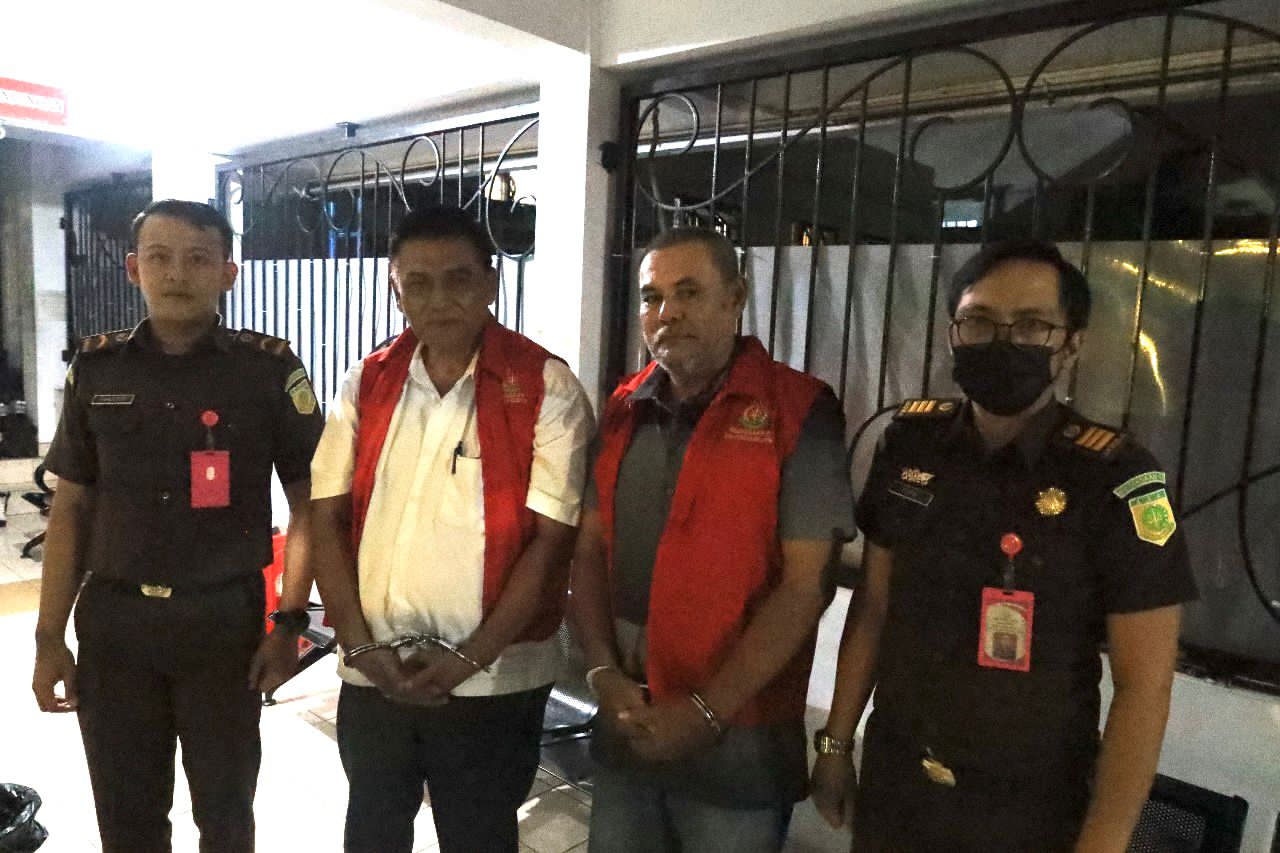 Dua tersangka baru kasus korupsi proyek Dinas Pendidikan Jatim diamankan Kejati Jatim. (Kejati Jatim)