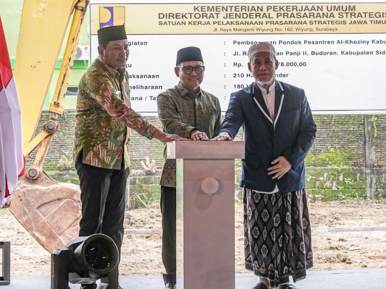 Menteri Koordinator Pemberdayaan Masyarakat (Menko PM), Muhaimin Iskandar alias Cak Imin, saat Peletakan batu pertama (groundbreaking) rekonstruksi Pondok Pesantren Al-Khoziny. (Istimewa)