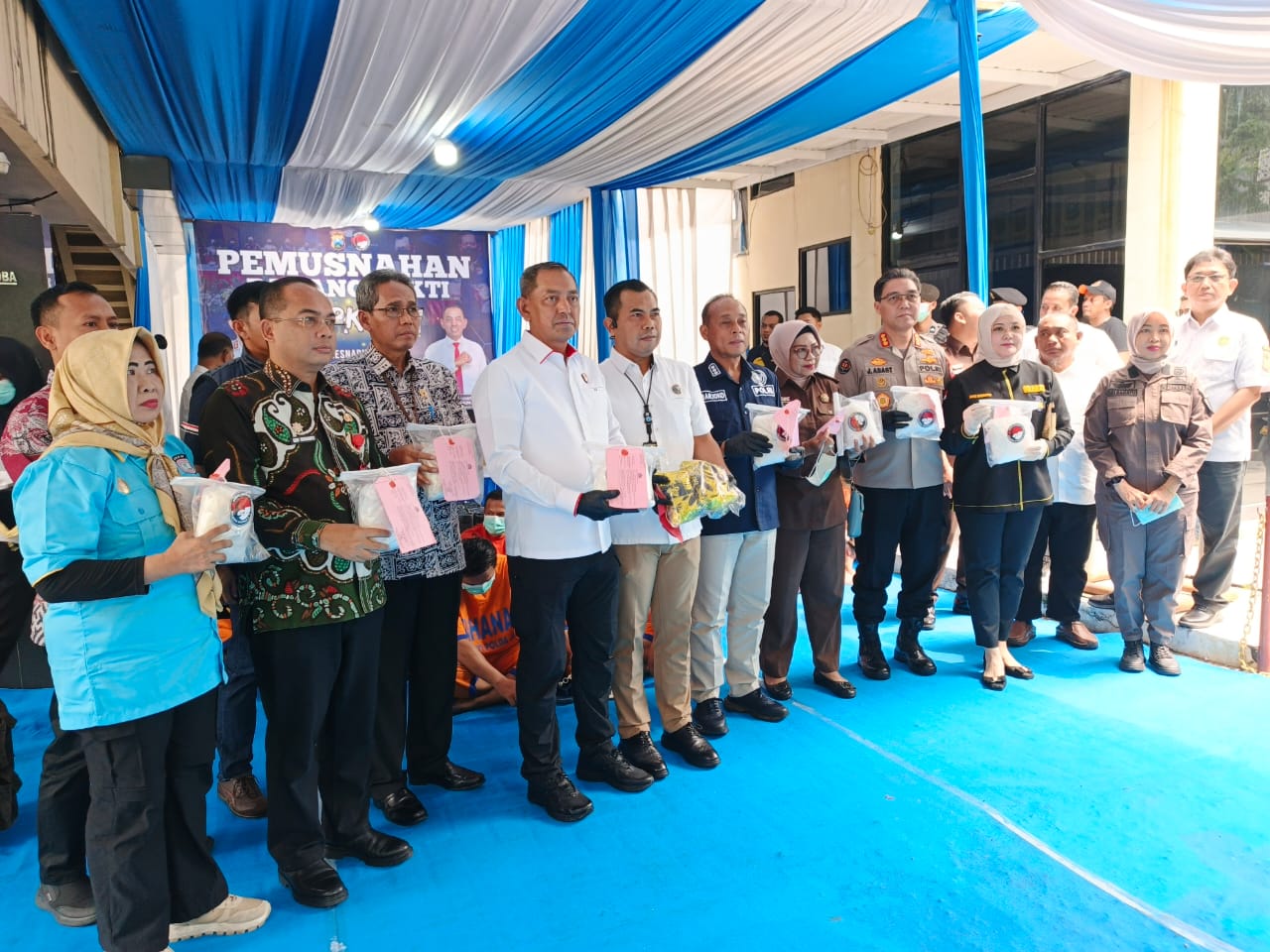 Polda Jatim menunjukkan sebagian barang bukti sebelum pemusnahan narkoba. (Insani/Jurnas.net)