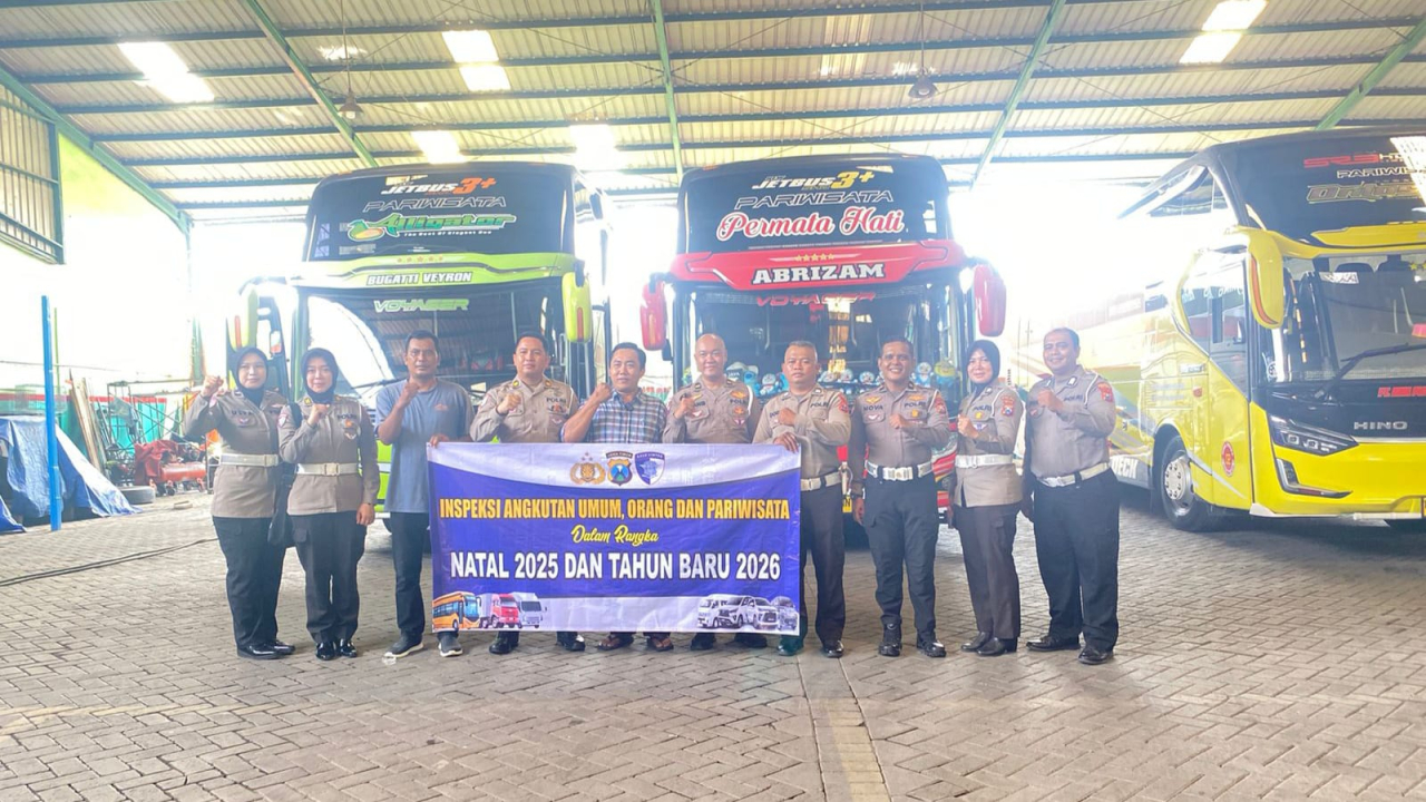 Ditlantas Polda Jatim di sela melakukan inspeksi kelayakan angkutan umum dan bus pariwisata disejumlah PO bus. (Humas Polda Jatim)