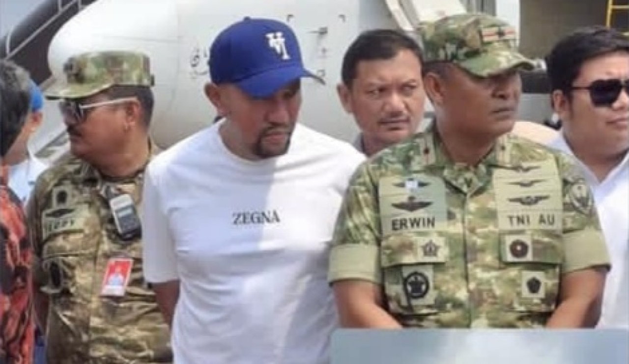 Ahmad Sahroni tampak ikut membantu pengiriman bantuan logistik oleh DPR RI ke Sumatera. (Istimewa)