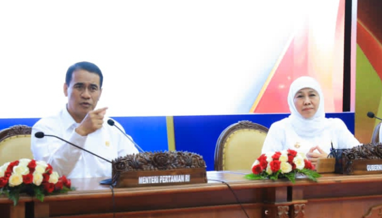 Gubernur Jatim Khofifah Indar Parawansa saat rapat koordinasi bersama Menteri Pertanian RI Andi Amran Sulaiman, dan jajaran Forkopimda dan kepala daerah se-Jatim. (Humas Pemprov Jatim)