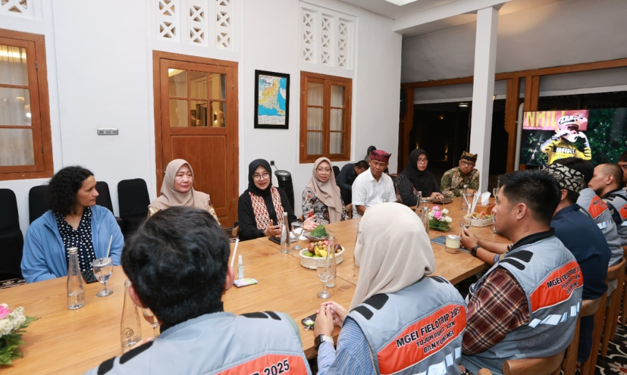 Bupati Banyuwangi Ipuk Fiestiandani menerima kedatangan geolog asal Australia di Pendopo Banyuwangi. (Humas Pemkab Banyuwangi)