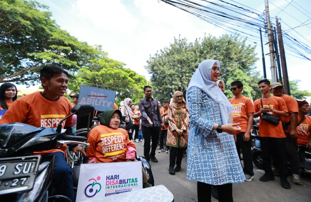 Bupati Banyuwangi, Ipuk Fiestiandani, di sela melepas konvoi dalam rangka memperingati Hari Disabilitas Internasional (HDI). (Humas Pemkab Banyuwangi)