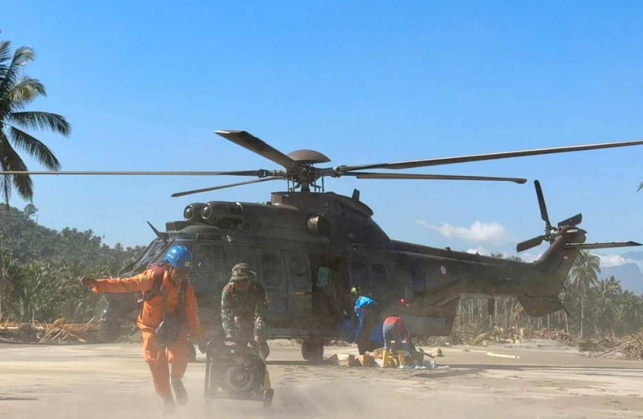 Petugas PLN bersama Personel TNI melakukan pendistribusian material tower, genset, dan bantuan di wilayah Bireuen, Aceh menggunakan helikopter. (Humas PLN UID Jatim)