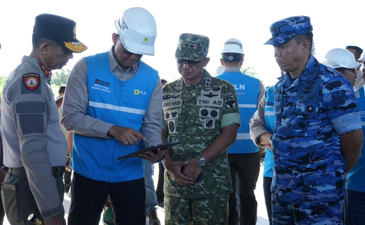 Direktur Utama PLN, Darmawan Prasodjo (kedua dari kiri) berkoordinasi terkait penanganan bencana alam di Aceh. (Humas PLN UID Jatim)