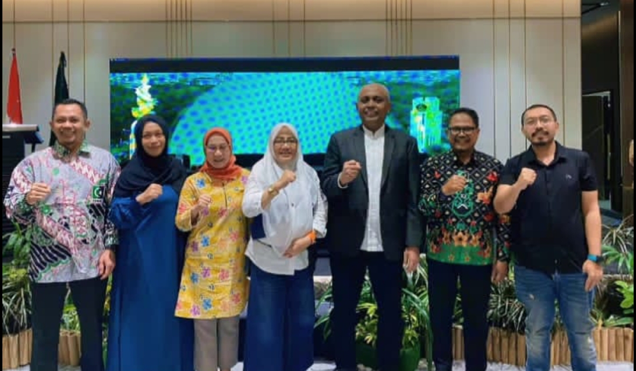 Ketua FORHATI Sidoarjo, drg. Dwi Wahyu Indrawati, (baju putih) foto bersama Koordinator Presidium MD KAHMI Sidoarjo, Ahmad Riyadh Umar B (jas hitam), dan pengurus KAHMI lainnya. (Dok: Jurnas.net)