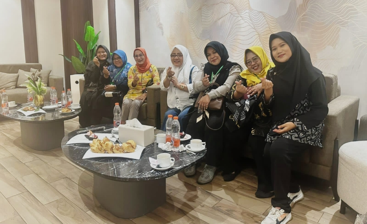 Ketua FORHATI Sidoarjo, drg. Dwi Wahyu Indrawati, M.Kes., Sp.Perio., foto bersama pengurus KAHMI lainnya di sela Musda II KAHMI Sidoarjo. (Dok: Jurnas.net)