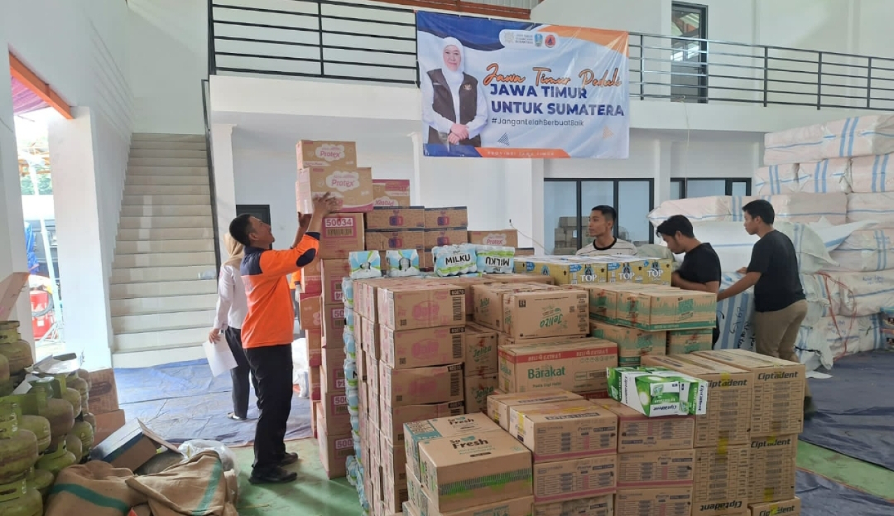 Posko Bantuan Peduli Bencana Sumatera di kantor BPBD Jawa Timur. (Humas BPBD Jatim)