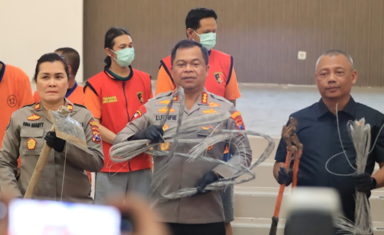 Polrestabes Surabaya merilis komplotan yang curi kabel PJU di Kota Surabaya. (Humas Polrestabes Surabaya)