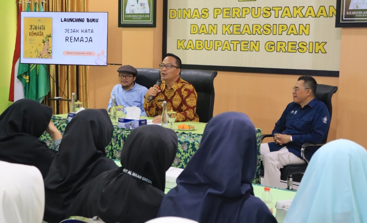 Wakil Bupati Gresik, Asluchul Alif, saat peluncuran buku Antologi Cerita Pendek (Cerpen) berjudul “Jejak Kata Remaja". (Faizul/Jurnas.net)