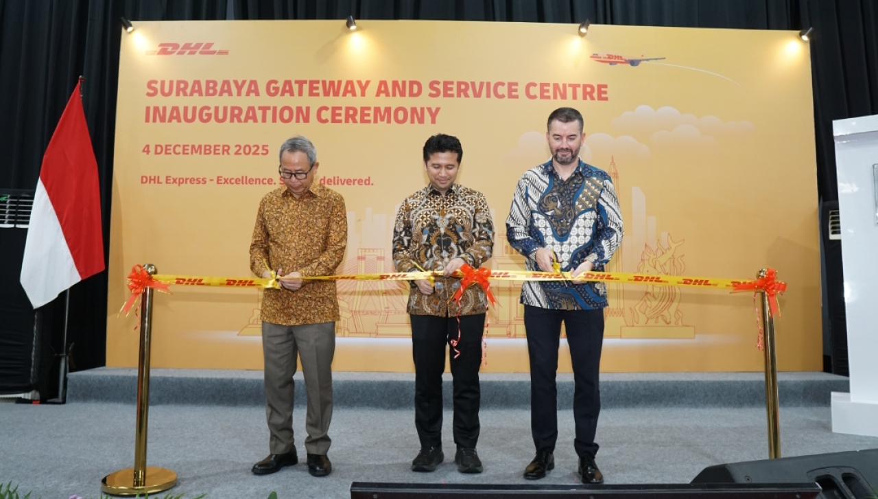 Wakil Gubernur Jatim Emil Elestianto Dardak (tengah), saat meresmikan DHL Express Surabaya Gateway and Service Centre di Sidoarjo. (Insani/Jurnas.net)