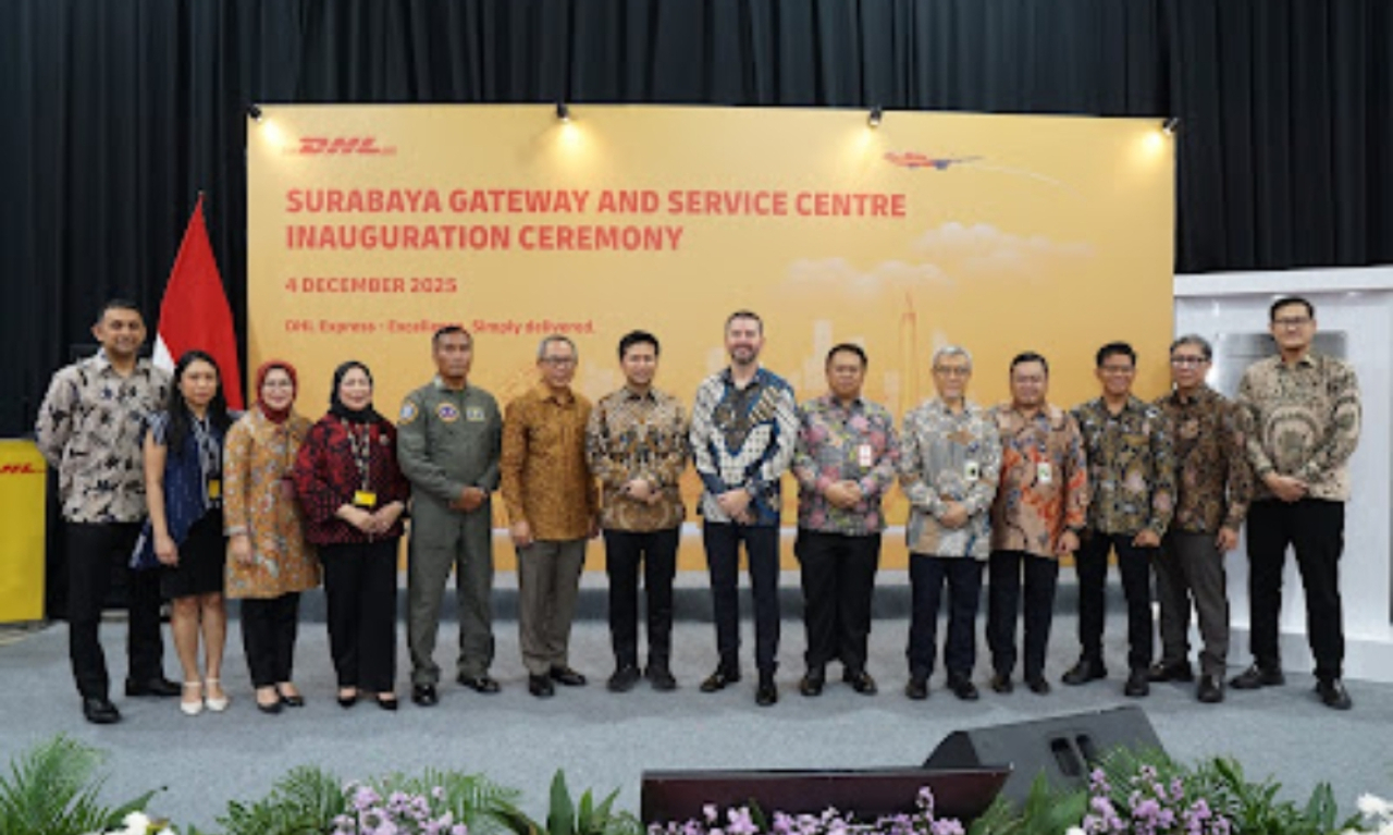 Wakil Gubernur Jatim Emil Elestianto Dardak foto bersama petinggi DHL saat peresmian DHL Express Surabaya Gateway and Service Centre di Sidoarjo. (Insani/Jurnas.net)