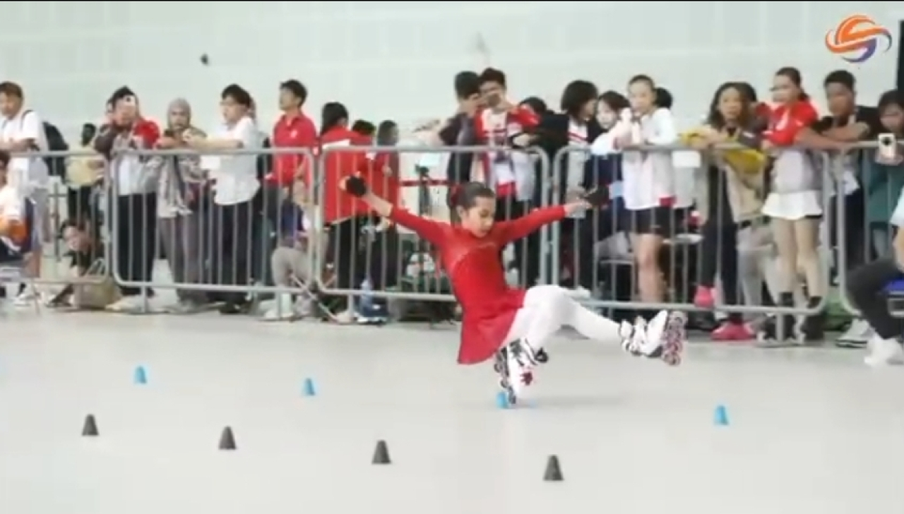 Amira Rasyida Azzahra, siswi SD asal Gresik, saat tampil pada ajang Inline Freestyle World Championships 2025 di Singapura. (Humas Pemkab Gresik)