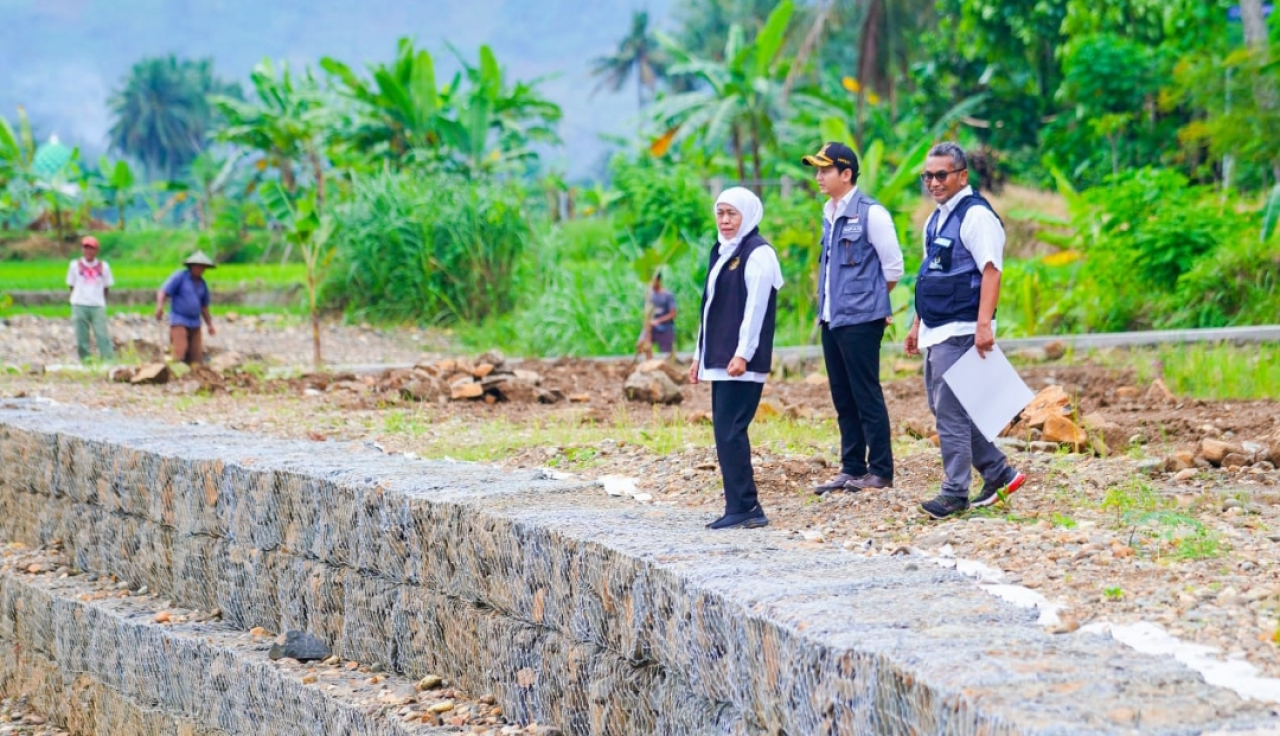 Gubernur Jawa Timur Khofifah Indar Parawansa saat meninjau pembangunan tanggul bronjong di Sungai Gedangan, Kecamatan Panggul, Kabupaten Trenggalek. (Humas Pemprov Jatim)