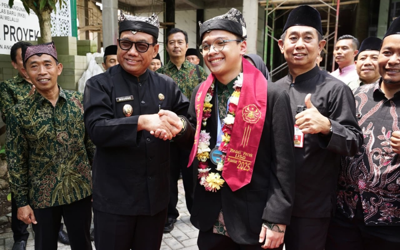 Wakil Bupati Banyuwangi, Mujiono, menyambut kedatangan Reyno Felix Altair Hidayat, usai ajang International Junior Science Olympiad (IJSO) 2025 di Rusia. (Humas Pemkab Banyuwangi)